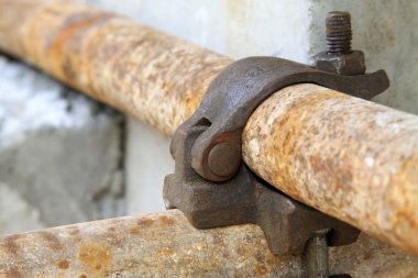 paslı metal iskele elemanları