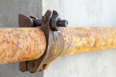 paslı metal iskele elemanları