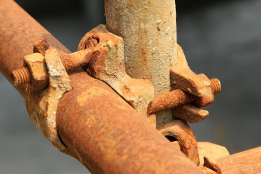 paslı metal iskele elemanları