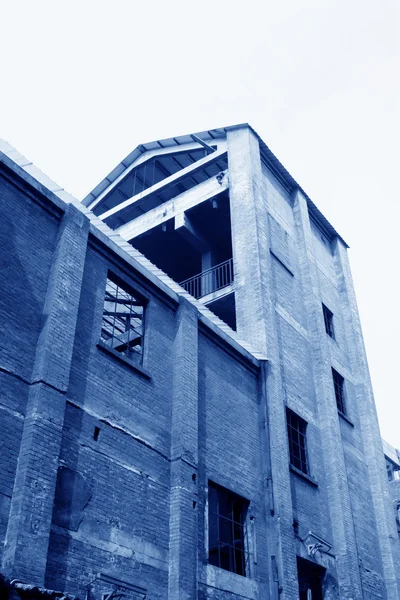 Abandoned building in a factory — Stock Photo, Image