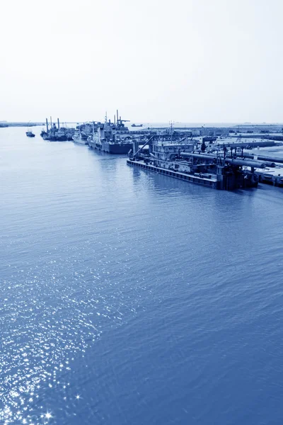 Busy shipyard dock and docked ships — Stock Photo, Image