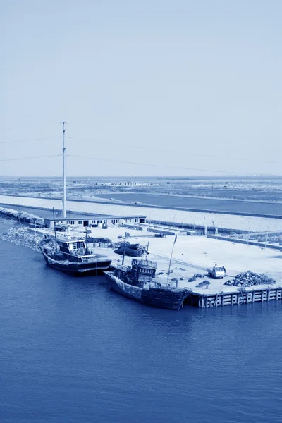 Fishing boats and simple fishing wharf — Stock Photo, Image