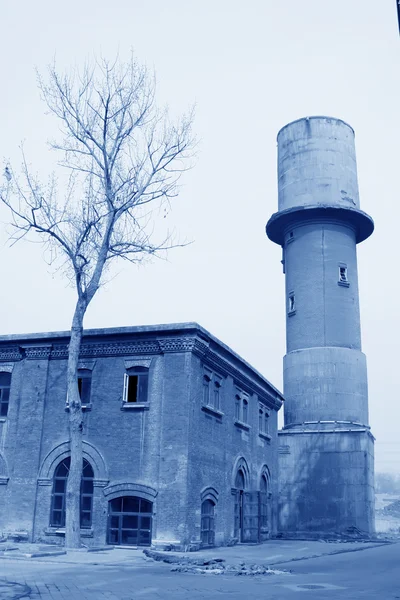 Övergiven byggnad i fabrik — Stockfoto