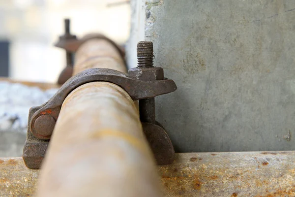 Roestige metalen steigers elementen — Stockfoto