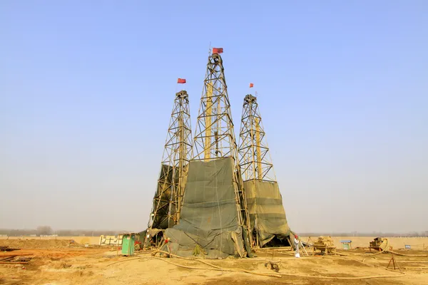 钻井井架在铁矿中国 — 图库照片