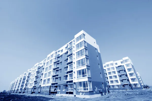 Oavslutade byggnader i den blå himlen — Stockfoto