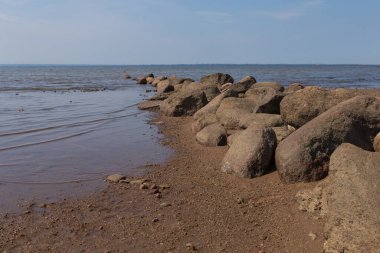 Farklı boyutlarda granit taşlardan oluşan taş tükürüğü birbiri ardına Finlandiya Körfezi 'nin okyanus nehrine dökülür.