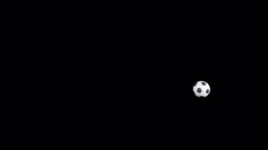 Futbol topu şeffaf arkaplanda kameraya doğru uçar. Futbol geçiş efekti.