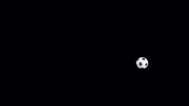 サッカーボールは透明な背景でカメラに向かって飛ぶ。サッカー移行効果. — ストック動画