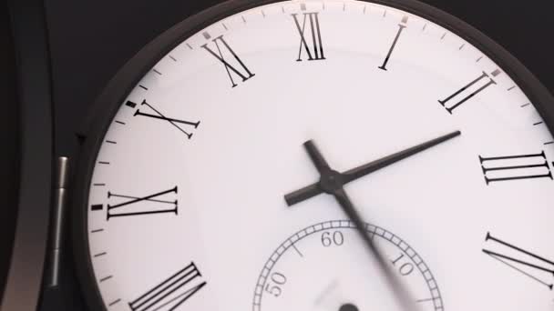 Closeup of Black Clock Face in timelapse. Movimento rápido de minuto e hora seta. Renderização 3d — Vídeo de Stock