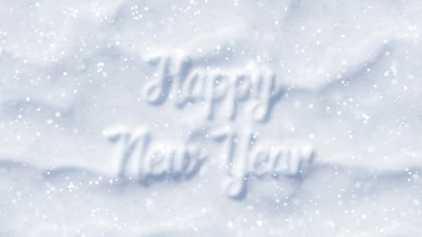 Sneeuw dekking Gelukkig Nieuwjaar tekst en langzaam naar beneden vallen. Nieuwjaarsachtergrond met ondiepe DOF. — Stockvideo