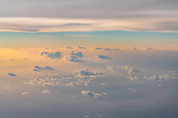 Vista sobre as nuvens acima da Tanzânia. A paisagem brilhante ao pôr-do-sol — Fotografia de Stock