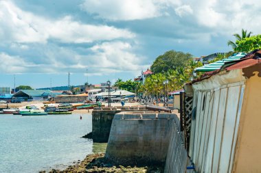 Taştan Kasaba, ZANZIBAR - 22 Aralık 2021: Taş Şehir, Zanzibar, Tanzanya 'da sahil kenarındaki tekneler