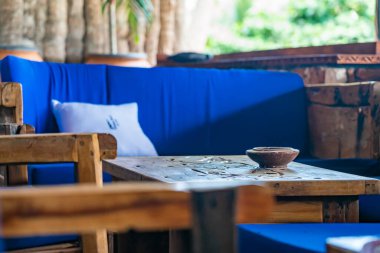 Kafedeki ahşap masalar. Kendwa, Zanzibar, Tanzanya 'daki restoranın otantik iç mekanı.