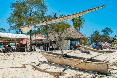 Tanzanya 'daki Zanzibar Adası' nda bir gemi direğinde karga.