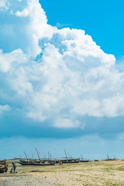 Nungwi Zanzibar, Tanzanya 'da büyük dalgalar sırasında sahilde tekneler.