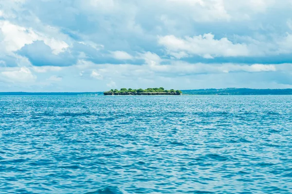 Piccola isola in un oceano vicino a Zanzibar, Tanzania. — Foto Stock