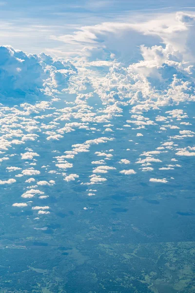 Vista sobre as nuvens acima da Tanzânia. Arranha-céu brilhante e terra verde além — Fotografia de Stock