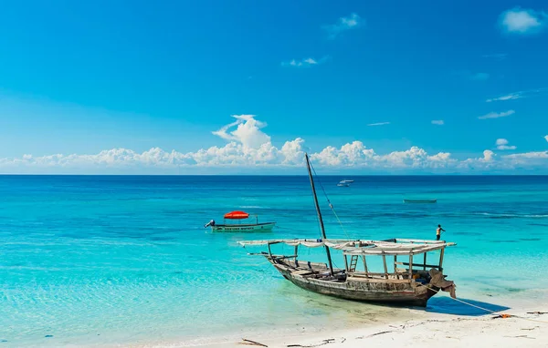 Navio de pesca de madeira na praia de areia branca na maré baixa, Oceano Índico. Zanzibar, Tanzânia — Fotografia de Stock