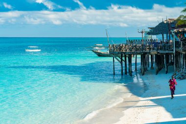 Sabahleyin Hint Okyanusu kıyısında balıkçı gemisi ve tekneleri. Zanzibar, Tanzanya