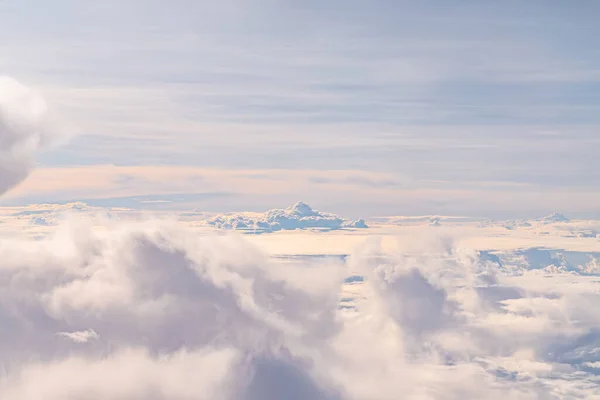 Vista sobre as nuvens acima da Tanzânia. Escape brilhante — Fotografia de Stock