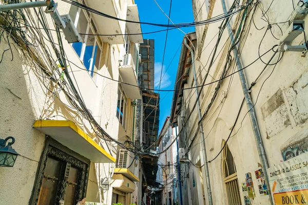 STONE TOWN, TANZANIA - 22 december 2021: Smalle straatjes en oude huizen in Stenen Stad, Zanzibar, Tanzania — Stockfoto