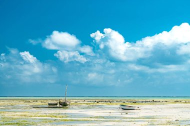 Nungwi Zanzibar, Tanzanya 'da büyük dalgalar sırasında sahilde tekneler.