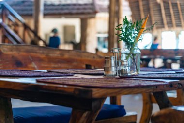 Kafedeki ahşap masalar. Kendwa, Zanzibar, Tanzanya 'daki restoranın otantik iç mekanı.