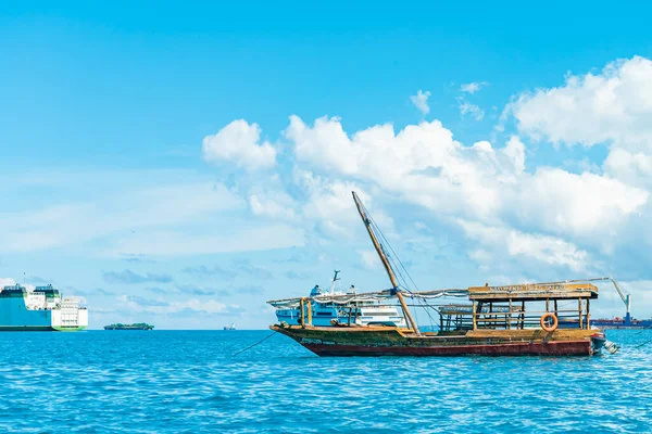 Taştan Şehir, ZANZIBAR - 22 Aralık 2021: Taş Şehir, Zanzibar, Tanzanya Limanı 'nda tekneler
