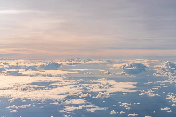 Vista sobre as nuvens acima da Tanzânia. Escape brilhante — Fotografia de Stock