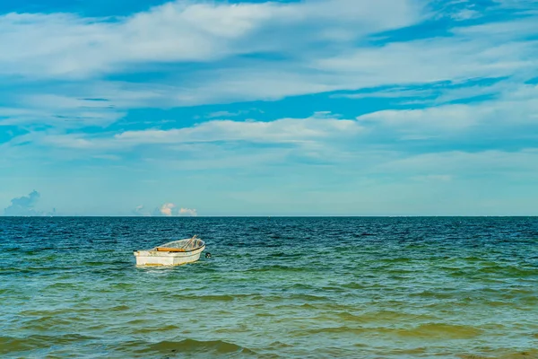 Hint okyanusunda bir balıkçı teknesi. Zanzibar, Tanzanya — Stok fotoğraf