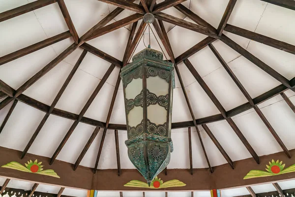 Zanzibar, Tanzanya 'daki Prison Island' ın çatısının altında fener var.