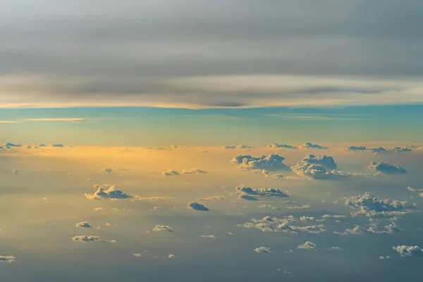 Vista sobre las nubes sobre Tanzania. Paisaje brillante al atardecer —  Fotos de Stock