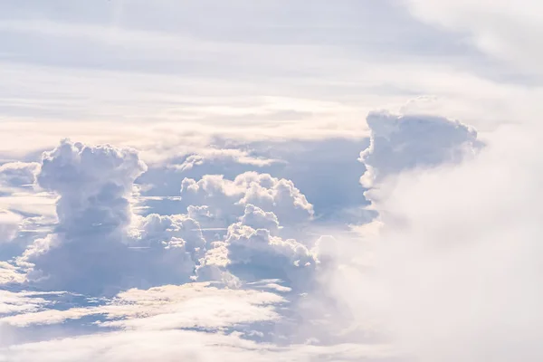 Vista sobre as nuvens acima da Tanzânia. Escape brilhante — Fotografia de Stock