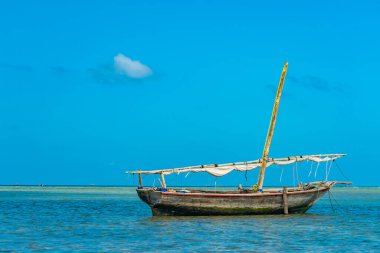 Hint Okyanusu 'nun sularında, gelgitte balıkçı gemisi. Zanzibar, Tanzanya.