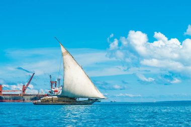 Hint Okyanusu 'nun sularında keresteli ahşap gemi. Zanzibar, Tanzanya.