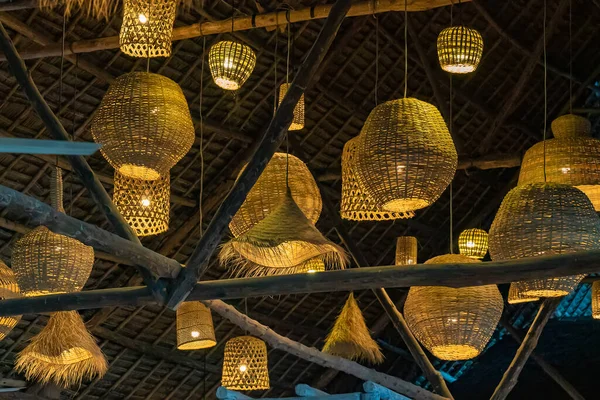 Nungwi, Zanzibar, Tanzanya 'da bir restoranda çatı altında bir dekor olarak Wicker fenerleri..