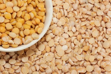 ıslak bezelye un kuru bezelye un bir arka plan üzerine bir kase