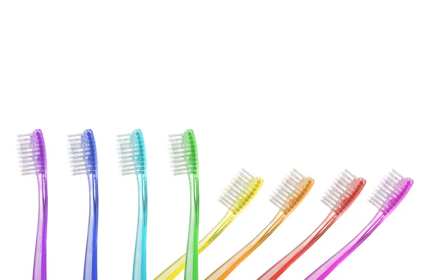 Cepillos de dientes multicolores sobre fondo blanco — Foto de Stock