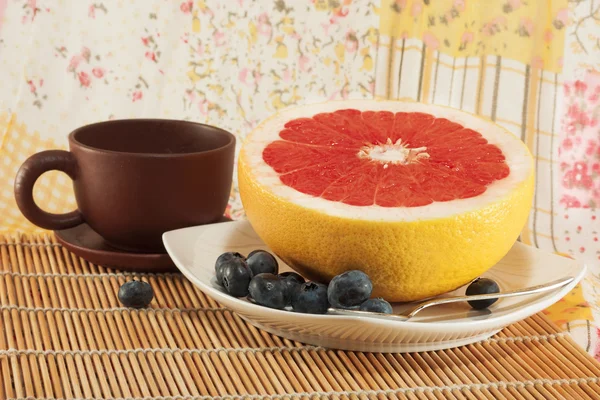 Натюрморт с диетическим завтраком: грейпфрут, черника и кофе Стоковое Изображение