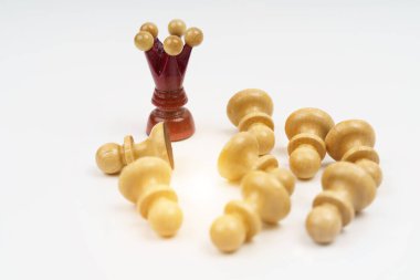 İş ve politika kavramı. Satranç, kırmızı papaz beyaz piyonları yendi..