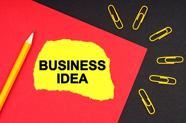 İş ve finans kavramı. Siyah bir arkaplanda sarı ataçlar ve üzerinde 