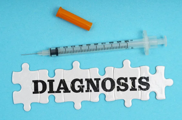 医学の概念 青い背景に 碑文の注射器とパズル — ストック写真