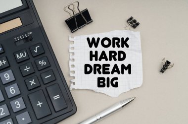 İş ve finans kavramı. Masanın üzerinde bir hesap makinesi, üzerinde 