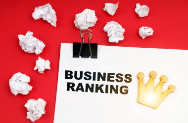 İş ve finans kavramı. Buruşmuş kağıtta kırmızı bir arkaplanda ve üzerinde 