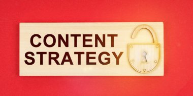 İş konsepti. Kırmızı arka planda üzerinde kilit ve yazıtla birlikte küçük bir plaket var - KONUŞAN STRATEGY