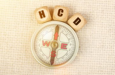 İş konsepti. Masanın üzerinde bir pusula ve üzerinde GMP yazılı küpler var.