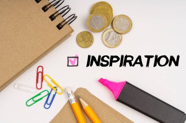 İş ve finans kavramı. Beyaz arka plan notlarına, ataçlara, bozuk paralara, kalemlere ve yazıta