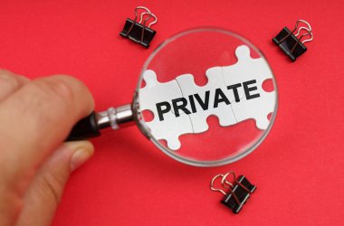 İş konsepti. Bir adam, bir büyüteçle bulmacalara bakar. Özel yazılar.