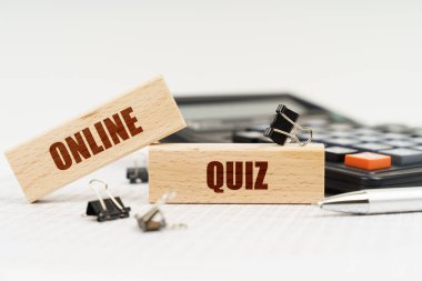 İş ve finans kavramı. Beyaz arkaplanda, bir hesap makinesi, bir kalem, raporlar ve tahta yazıyla birlikte ölür - Çevrimiçi Sınav